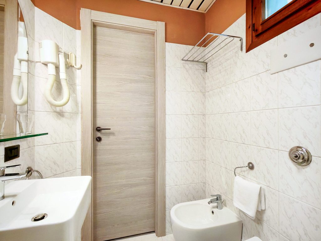 Habitación familiar con mascotas permitidas y vistas al lago de Garda - Hotel Castello San Antonio Lazise