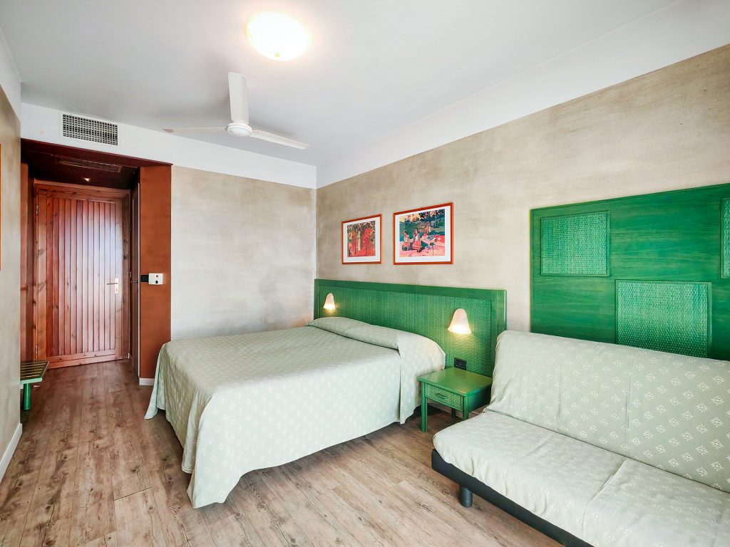 Pet-friendly family room with Lake Garda view - Hotel Castello San Antonio Lazise