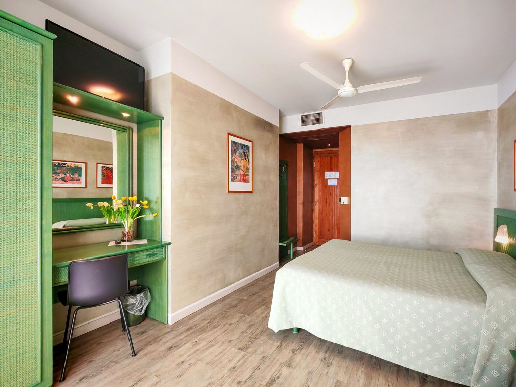 Pet-friendly family room with Lake Garda view - Hotel Castello San Antonio Lazise