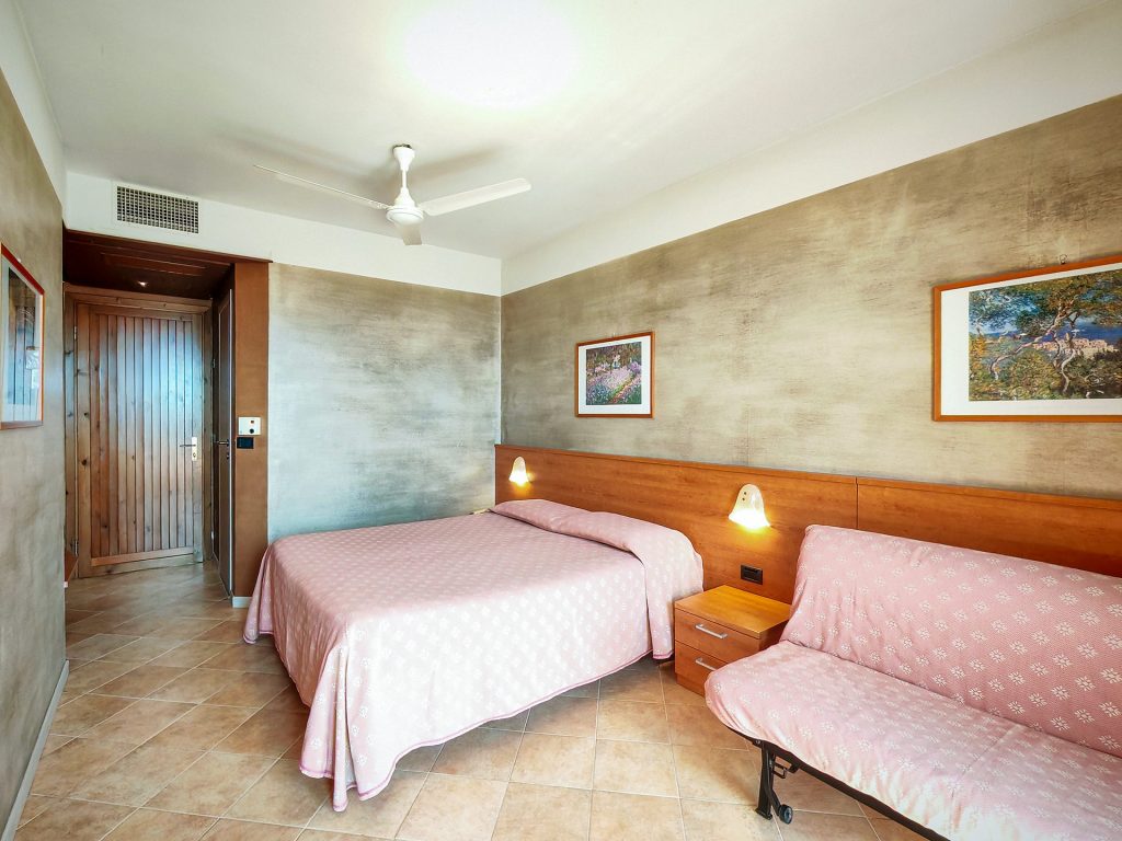 Pet-friendly family room with Lake Garda view - Hotel Castello San Antonio Lazise