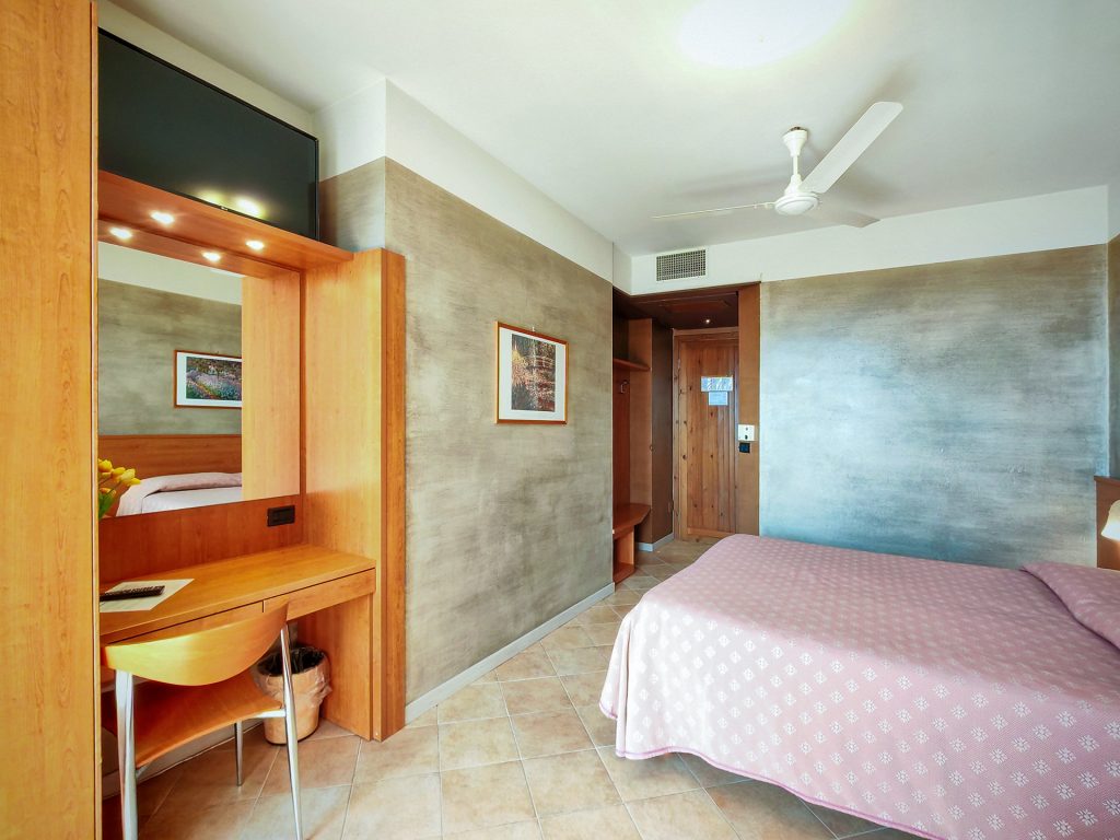 Pet-friendly family room with Lake Garda view - Hotel Castello San Antonio Lazise