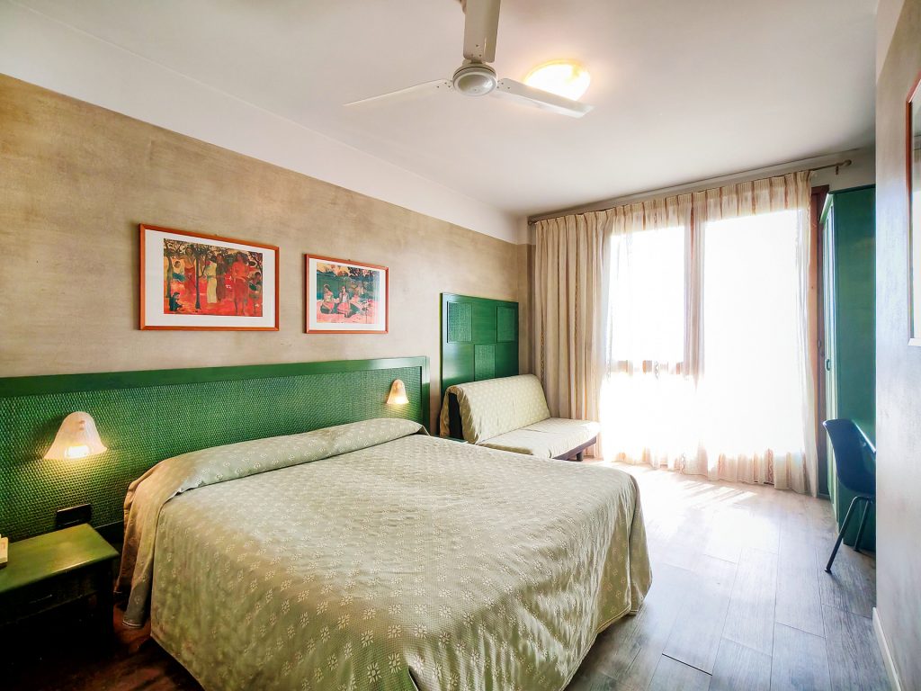 Chambre familiale acceptant les animaux domestiques avec vue sur le lac de Garde - Hôtel Castello San Antonio Lazise