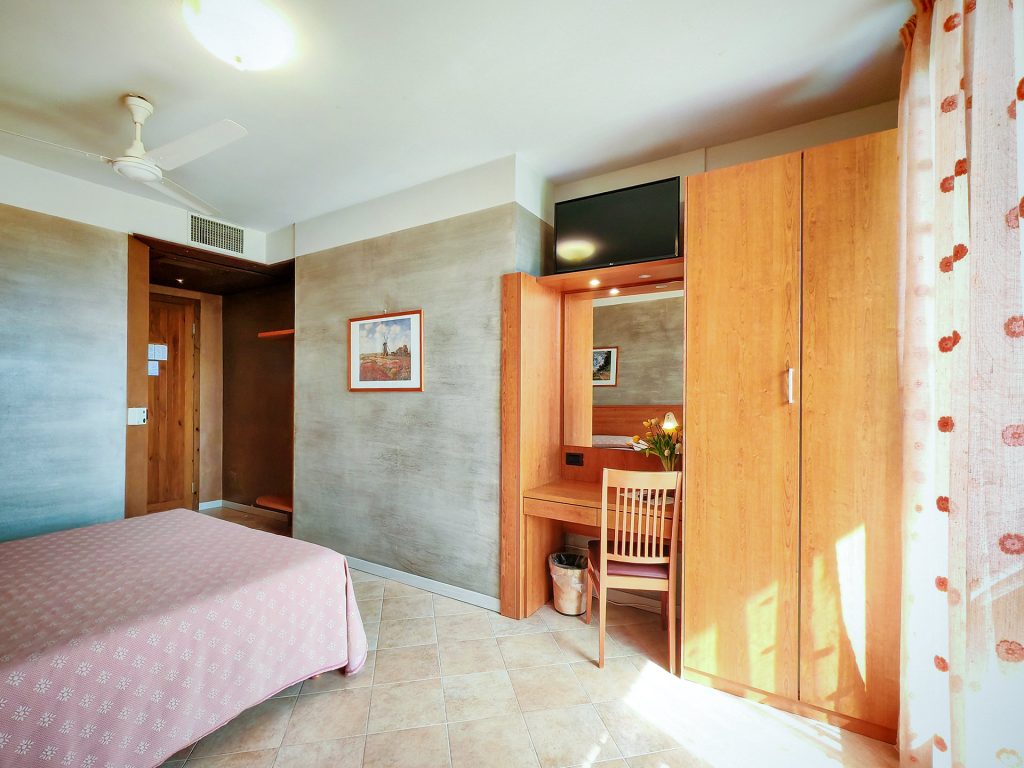 Pet-friendly family room with Lake Garda view - Hotel Castello San Antonio Lazise