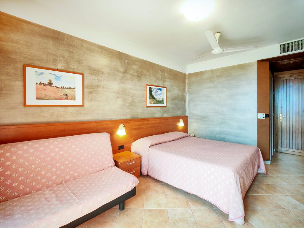 Pet-friendly family room with Lake Garda view - Hotel Castello San Antonio Lazise