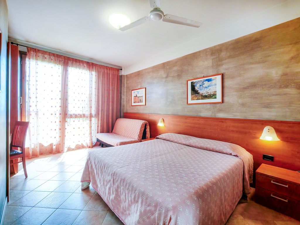 Pet-friendly family room with Lake Garda view - Hotel Castello San Antonio Lazise