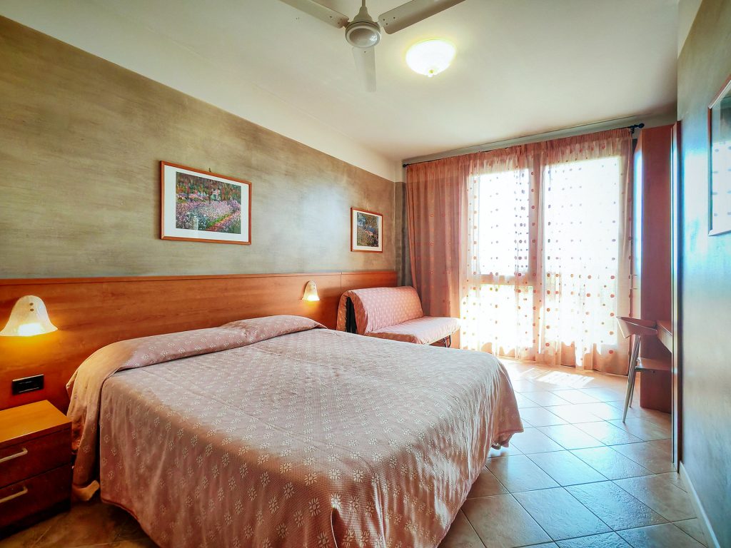 Pet-friendly family room with Lake Garda view - Hotel Castello San Antonio Lazise
