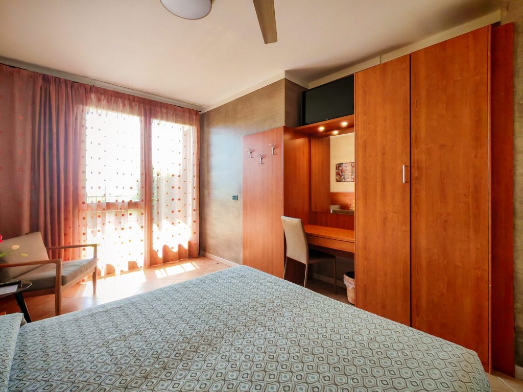 Superior Double Room with Lake Garda View - Pet Friendly - Hotel Castello San Antonio Lazise