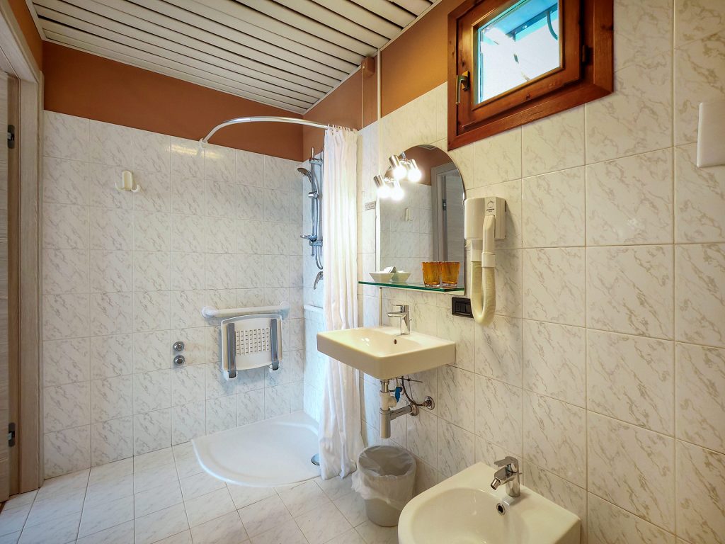 Superior Double Room with Lake Garda View - Pet Friendly - Hotel Castello San Antonio Lazise