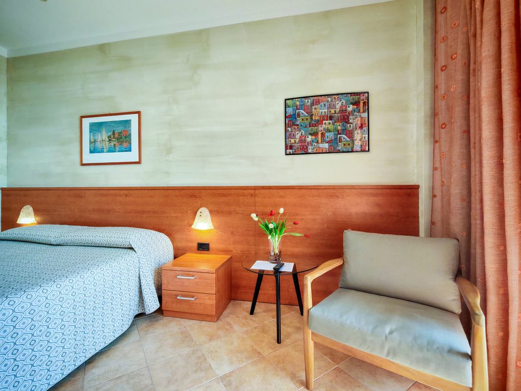 Superior Double Room with Lake Garda View - Pet Friendly - Hotel Castello San Antonio Lazise