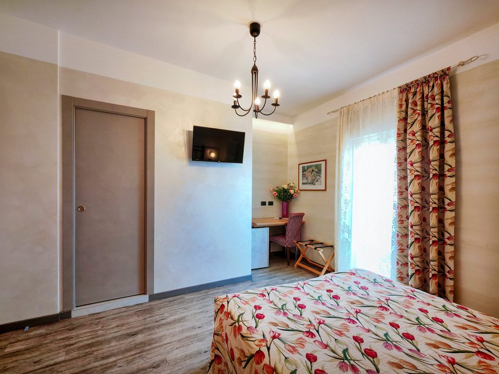 Superior Double Room with Lake Garda View - Pet Friendly - Hotel Castello San Antonio Lazise