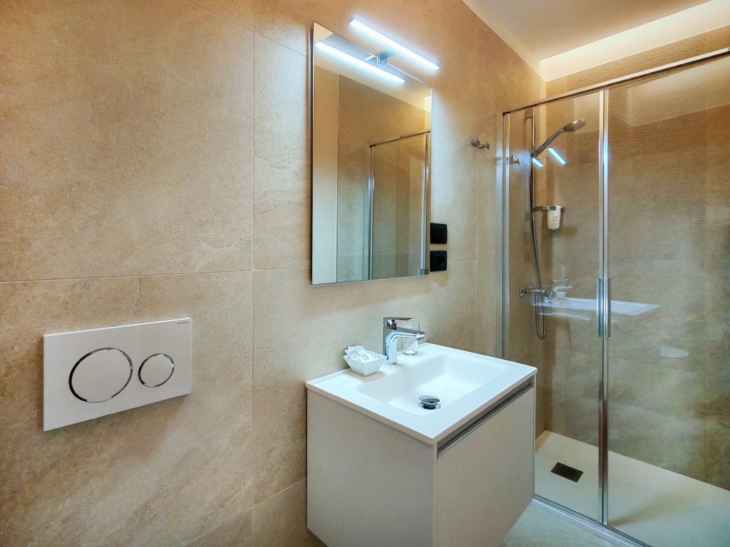 Superior Double Room with Lake Garda View - Pet Friendly - Hotel Castello San Antonio Lazise