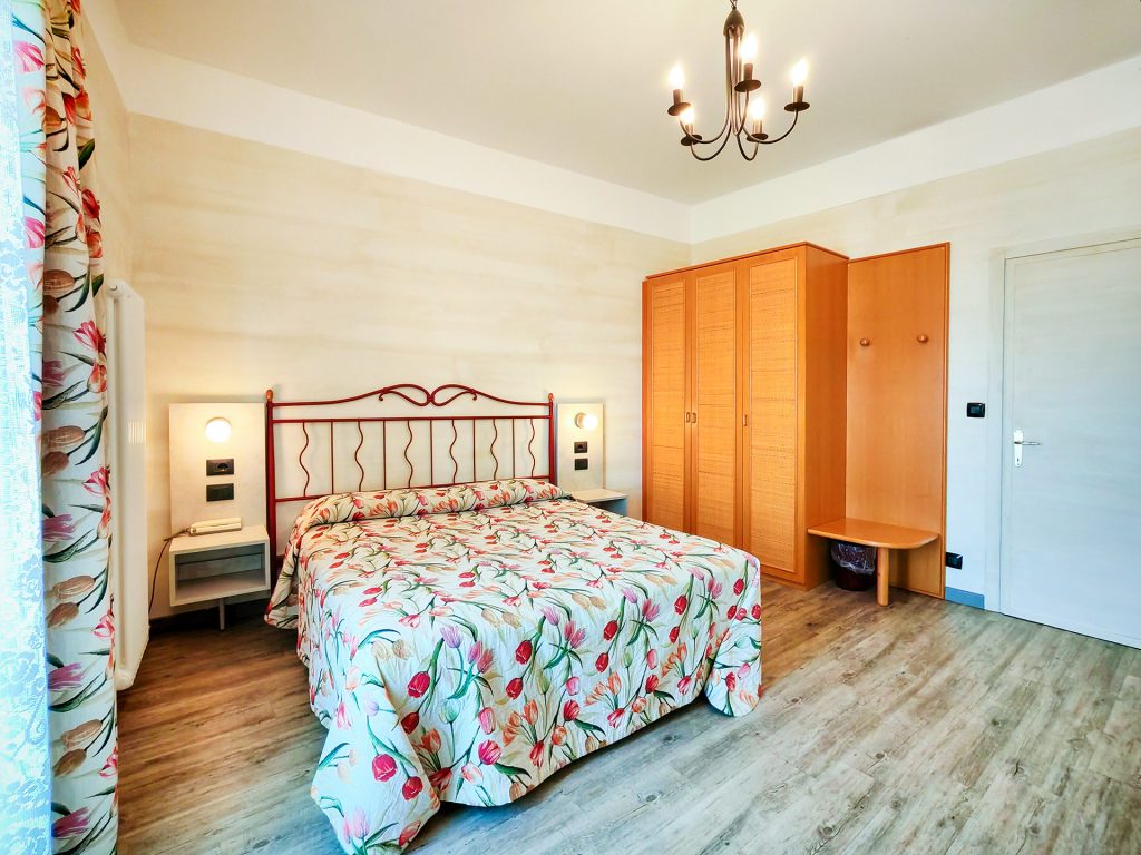 Superior Double Room with Lake Garda View - Pet Friendly - Hotel Castello San Antonio Lazise