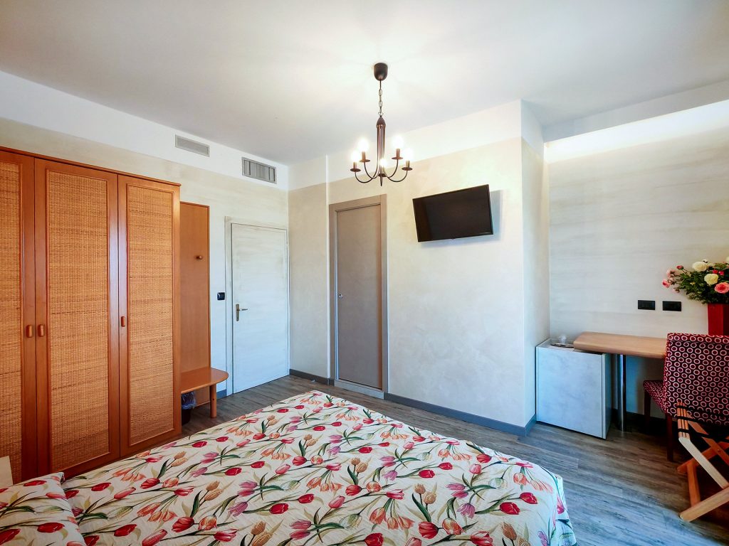 Superior Double Room with Lake Garda View - Pet Friendly - Hotel Castello San Antonio Lazise