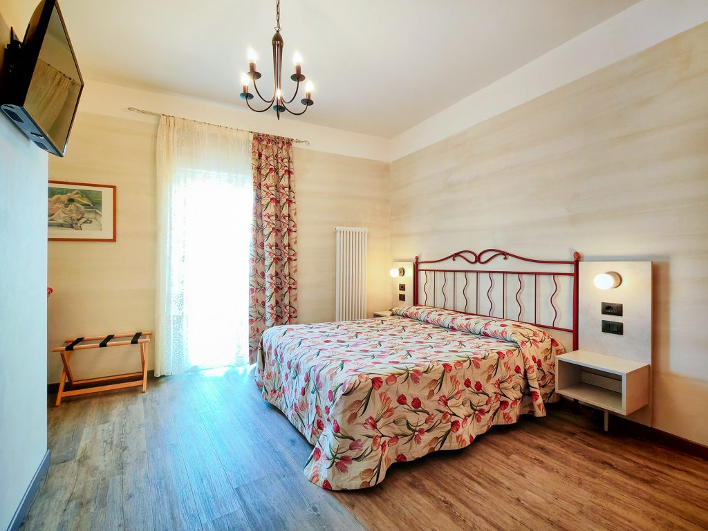 Superior Double Room with Lake Garda View - Pet Friendly - Hotel Castello San Antonio Lazise