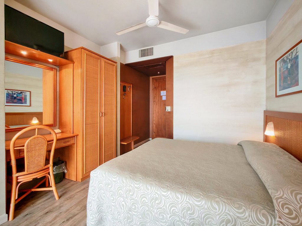 Superior Double Room with Lake Garda View - Pet Friendly - Hotel Castello San Antonio Lazise