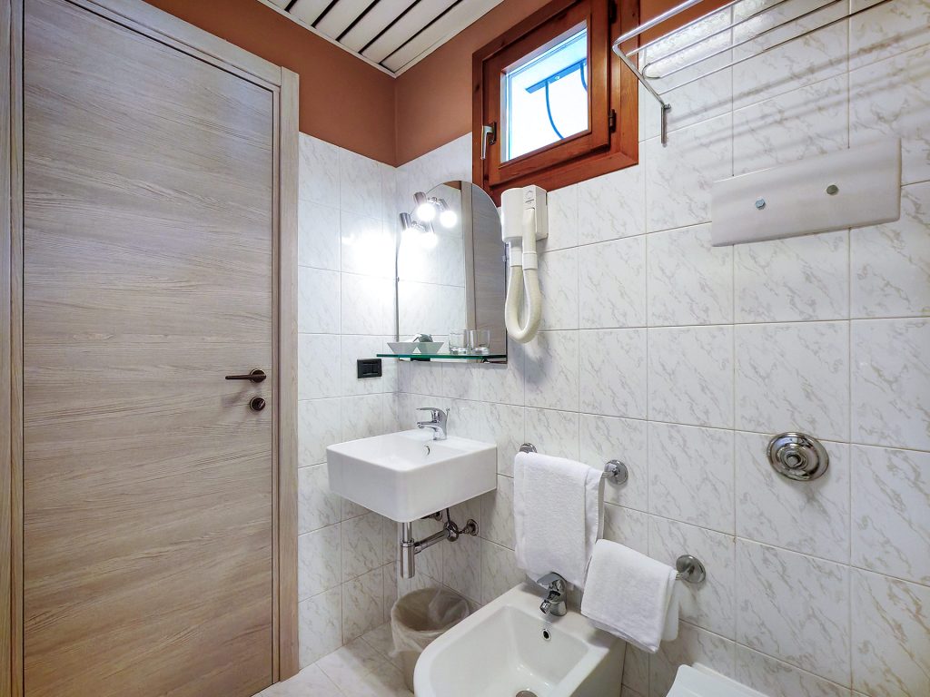 Superior Double Room with Lake Garda View - Pet Friendly - Hotel Castello San Antonio Lazise