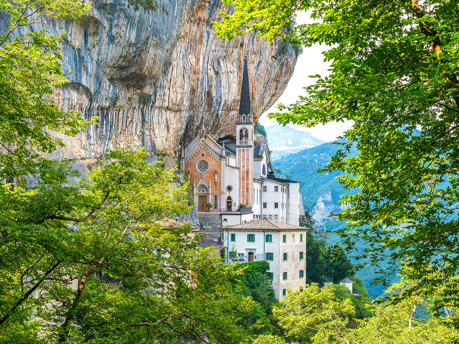 Sanctuaire Madonna della Corona : le lieu suspendu entre la roche et le ciel